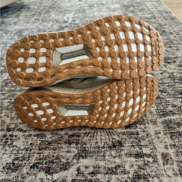 Adidas men’s Ultraboost Beige Sneakers size M8 brand new - Picture 7 of 7